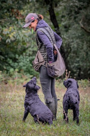 Frau mit zwei schwarzen Labrador Retrievern